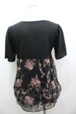 画像3: axes femme / ローズブーケプリントシフォン切り替え半袖カットソー  黒 I-26-02-11-011-AX-TO-SA-ZI (3)