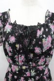 画像2: axes femme / 薔薇ブーケプリントシフォン半袖ワンピース  黒Xピンク I-26-02-11-118-AX-OP-SA-ZI (2)