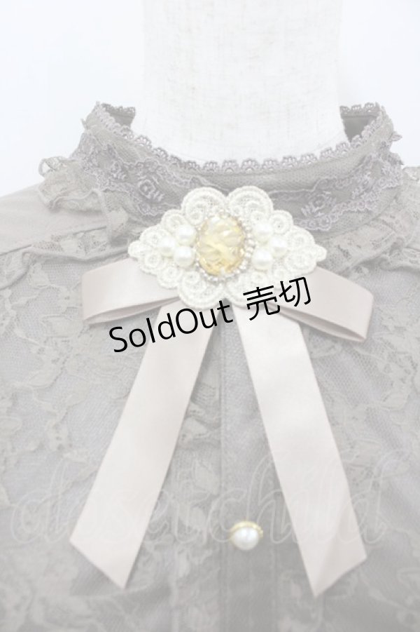 画像2: axes femme / ブローチ付スタンド襟PO M モカ I-26-02-11-013-AX-TO-SA-ZI (2)