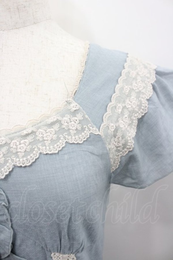 画像2: axes femme / 編み下げリボン半袖ワンピース  サックスＸ白 I-26-02-13-047-AX-OP-SA-ZI (2)