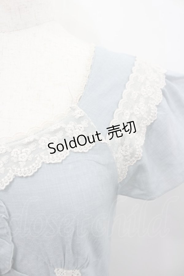 画像2: axes femme / 編み下げリボン半袖ワンピース  サックスＸ白 I-26-02-13-047-AX-OP-SA-ZI (2)