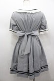 画像4: Amavel / リボン付きフリルセーラーカラー半袖ワンピース  グレーＸ白 I-26-02-13-077-CA-OP-SA-ZI (4)
