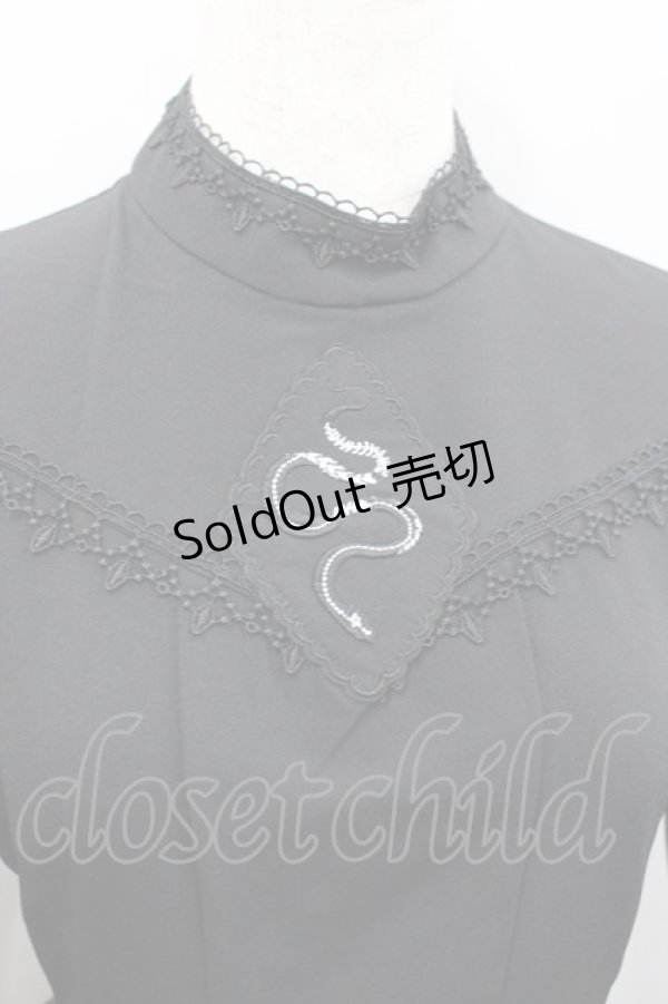 画像2: Stamp Albums / 蛇刺繍ハイネック長袖ワンピース S 黒Ｘ白 I-26-02-13-090-LO-OP-SA-ZI (2)