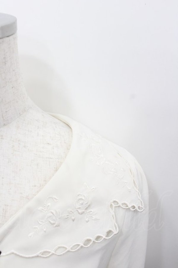 画像2: an another angelus / ローズ刺繍ハシゴカットワーク衿ブラウス F アイボリー I-26-02-13-012-CA-BL-TE-ZI (2)