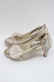 画像2: axes femme / お花コサージュ付パーティーパンプス L ベージュ I-26-02-15-124-AX-SH-SA-ZI (2)
