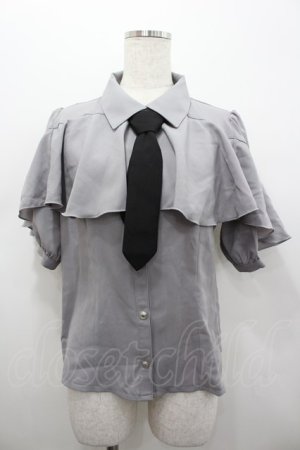 画像: axes femme POETIQUE / タイ付ラッフルフリル半袖ブラウス  グレー I-26-02-15-003-AX-BL-HR-ZI