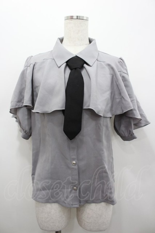 画像1: axes femme POETIQUE / タイ付ラッフルフリル半袖ブラウス  グレー I-26-02-15-003-AX-BL-HR-ZI (1)