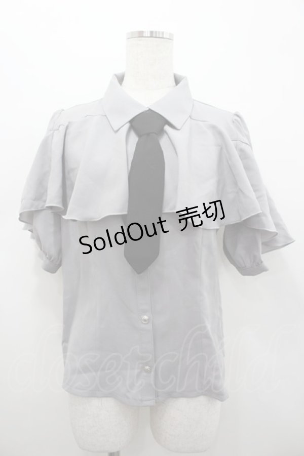 画像1: axes femme POETIQUE / タイ付ラッフルフリル半袖ブラウス  グレー I-26-02-15-003-AX-BL-HR-ZI (1)