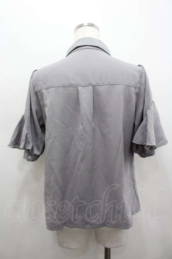 画像2: axes femme POETIQUE / タイ付ラッフルフリル半袖ブラウス  グレー I-26-02-15-003-AX-BL-HR-ZI (2)