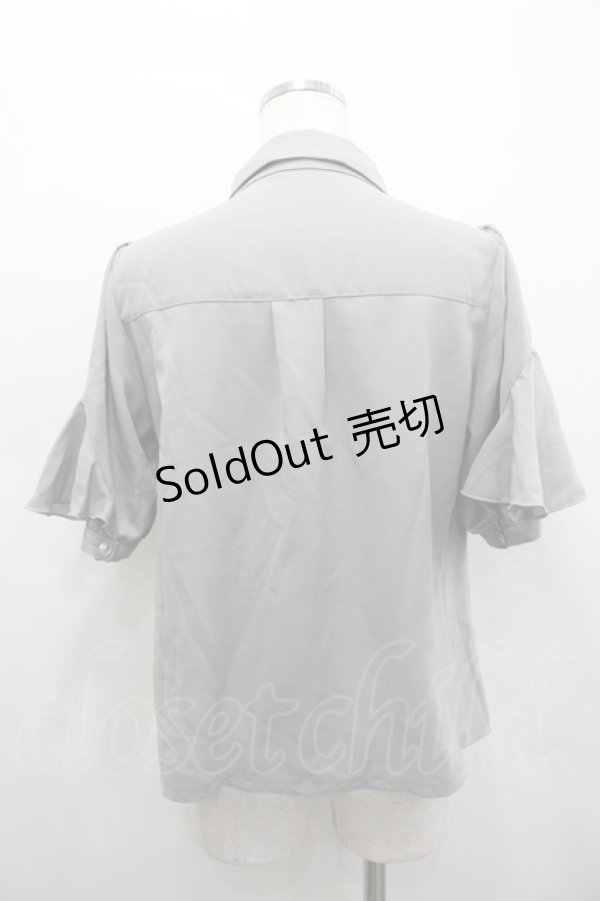 画像2: axes femme POETIQUE / タイ付ラッフルフリル半袖ブラウス  グレー I-26-02-15-003-AX-BL-HR-ZI (2)