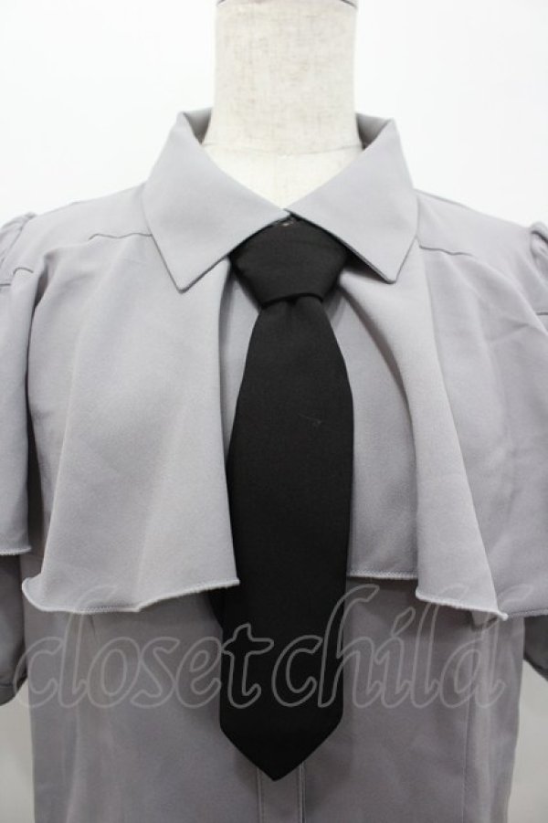 画像3: axes femme POETIQUE / タイ付ラッフルフリル半袖ブラウス  グレー I-26-02-15-003-AX-BL-HR-ZI (3)