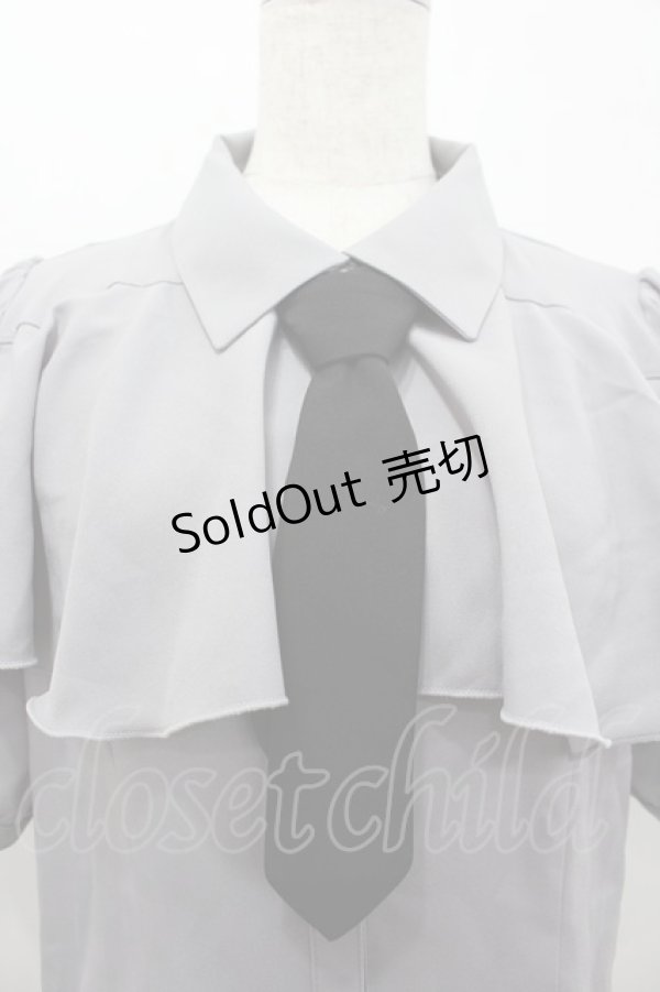 画像3: axes femme POETIQUE / タイ付ラッフルフリル半袖ブラウス  グレー I-26-02-15-003-AX-BL-HR-ZI (3)