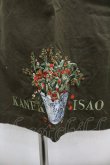 画像2: KANEKO ISAO / 苺鉢植え刺繍エプロン  カーキ I-26-02-18-055-EL-ZA-SA-ZI (2)