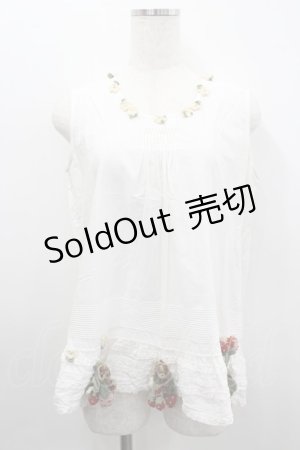 画像: WONDERFUL WORLD / 苺編みぐるみ付きノースリーブブラウス  ホワイト I-26-02-18-008-LO-TO-SA-ZI