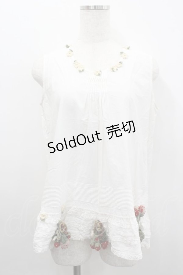 画像1: WONDERFUL WORLD / 苺編みぐるみ付きノースリーブブラウス  ホワイト I-26-02-18-008-LO-TO-SA-ZI (1)