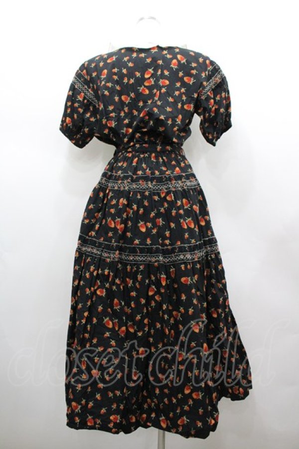 画像2: WONDERFUL WORLD / 苺pt&刺繍半袖ワンピース  ブラック I-26-02-18-071-LO-OP-SA-ZI (2)