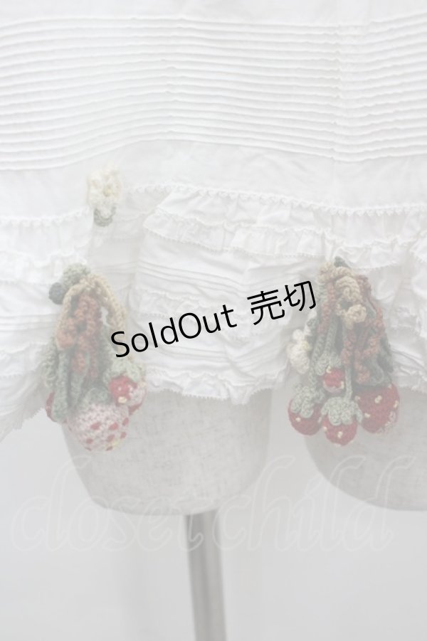 画像2: WONDERFUL WORLD / 苺編みぐるみ付きノースリーブブラウス  ホワイト I-26-02-18-008-LO-TO-SA-ZI (2)