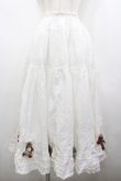 画像1: WONDERFUL WORLD / 苺編みぐるみ付きスカート  ホワイト I-26-02-18-077-LO-SK-SA-ZI (1)
