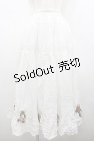 画像: WONDERFUL WORLD / 苺編みぐるみ付きスカート  ホワイト I-26-02-18-077-LO-SK-SA-ZI