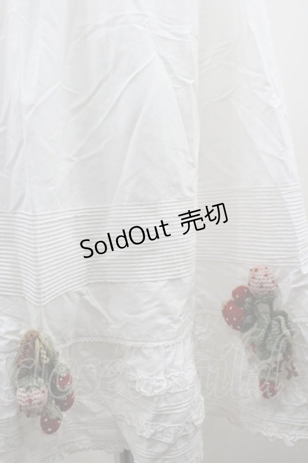 画像3: WONDERFUL WORLD / 苺編みぐるみ付きスカート  ホワイト I-26-02-18-077-LO-SK-SA-ZI (3)