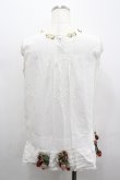 画像4: WONDERFUL WORLD / 苺編みぐるみ付きノースリーブブラウス  ホワイト I-26-02-18-008-LO-TO-SA-ZI (4)