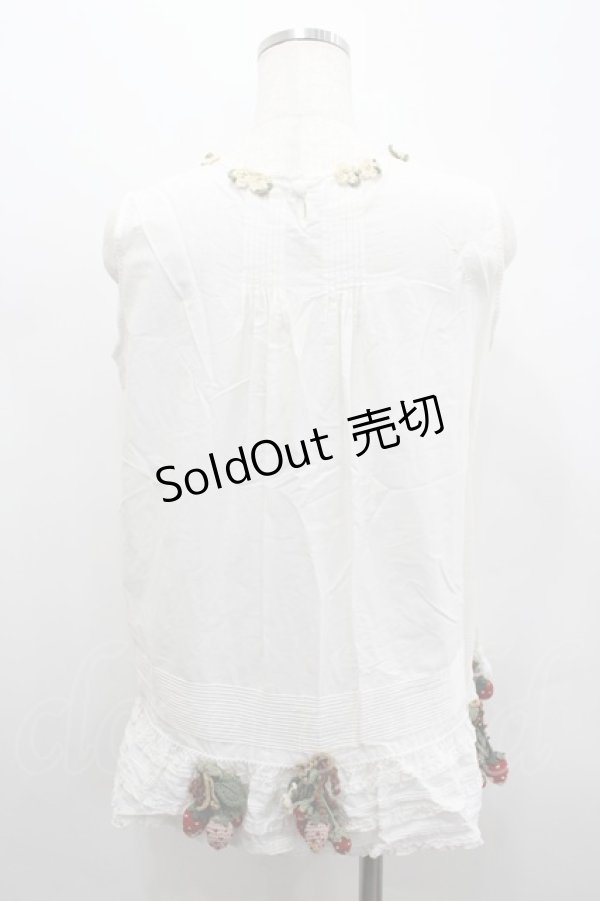 画像4: WONDERFUL WORLD / 苺編みぐるみ付きノースリーブブラウス  ホワイト I-26-02-18-008-LO-TO-SA-ZI (4)