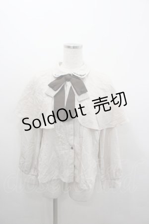 画像: axes femme POETIQUE / ブローチ付フレアスリーブブラウス  アイボリー I-26-02-23-005-AX-BL-SA-ZI