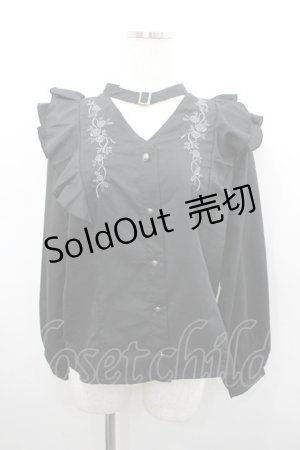 画像: axes femme / チョーカー風ローズ刺繍ブラウス F 黒 I-26-02-23-014-AX-BL-TE-ZI