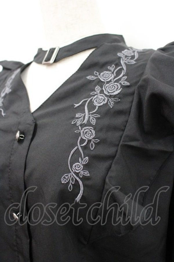 画像2: axes femme / チョーカー風ローズ刺繍ブラウス F 黒 I-26-02-23-014-AX-BL-TE-ZI (2)