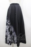 画像1: NieR Clothing / プリーツ&プリントスカート  黒ｘグレー I-26-02-25-087-PU-SK-SA-ZI (1)