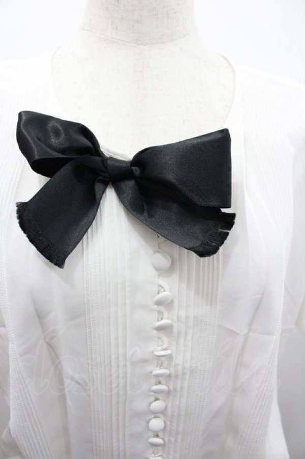 画像3: INGEBORG / ピンタックリボンタイ半袖ブラウス  白Ｘ黒 I-26-02-28-047-LO-BL-SA-ZI (3)