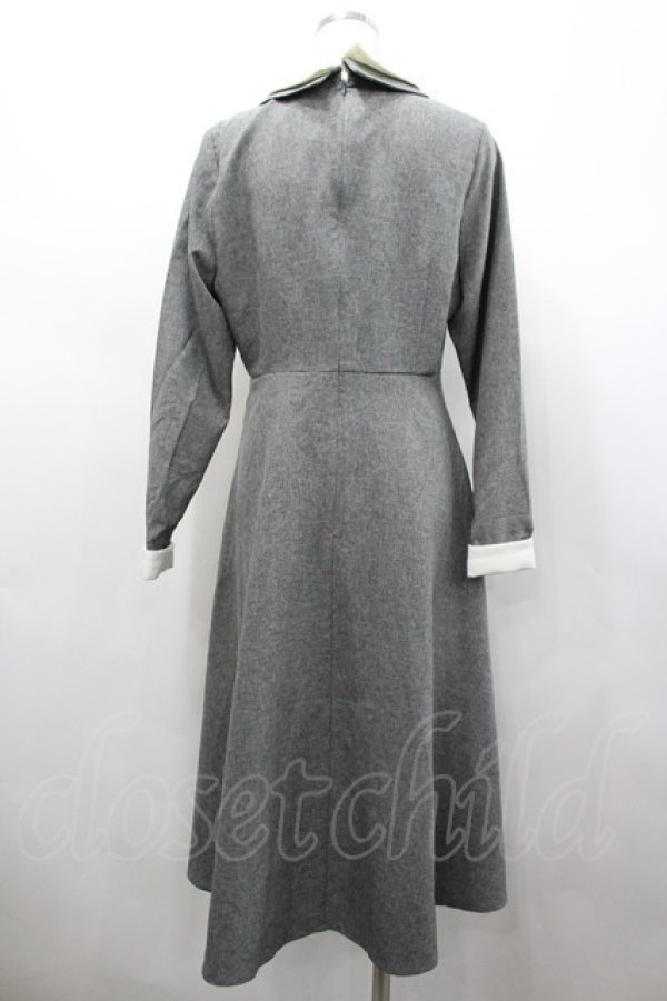 画像2: an another angelus / クレリックダブルカラータイ付きワンピース  グレー I-26-02-28-085-CA-OP-SA-ZI (2)