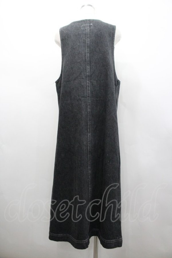 画像2: PINK HOUSE / スナップボタンデニムジャンパースカート  黒デニム I-26-02-28-102-LO-OP-SA-ZI (2)