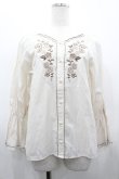 画像1: axes femme / 刺繍使いボリューム袖ブラウス  アイボリーＸ白 I-26-02-28-018-AX-BL-SA-ZI (1)
