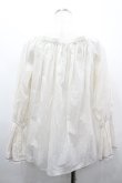 画像2: axes femme / 刺繍使いボリューム袖ブラウス  アイボリーＸ白 I-26-02-28-018-AX-BL-SA-ZI (2)