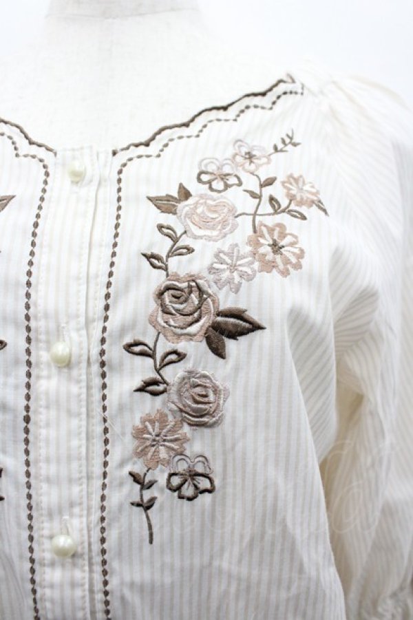 画像3: axes femme / 刺繍使いボリューム袖ブラウス  アイボリーＸ白 I-26-02-28-018-AX-BL-SA-ZI (3)