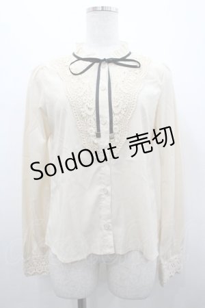 画像: axes femme / リボン付きレース使いブラウス  生成り I-26-02-28-021-AX-BL-SA-ZI