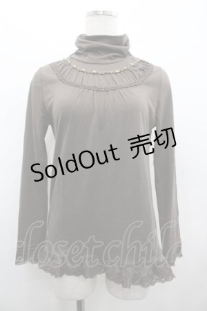 画像: axes femme / ハイネックビジュー&レースネックレス風カットソー  ブラウン I-26-02-28-024-AX-TO-SA-ZI