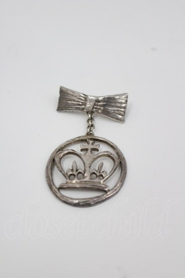 画像1: Jane Marple / リボンクラウンブローチ  シルバー I-26-03-02-113-JM-AC-SA-ZI (1)