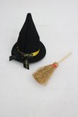 画像1: Triple fortune / 魔女帽&ホウキブローチ  黒Ｘベージュ I-26-03-05-055-EL-AC-SA-ZI (1)