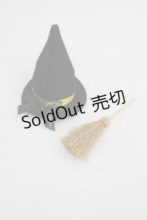 画像: Triple fortune / 魔女帽&ホウキブローチ  黒Ｘベージュ I-26-03-05-055-EL-AC-SA-ZI