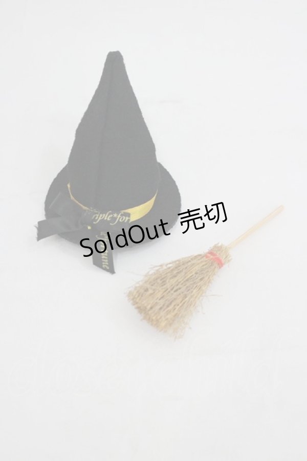 画像1: Triple fortune / 魔女帽&ホウキブローチ  黒Ｘベージュ I-26-03-05-055-EL-AC-SA-ZI (1)