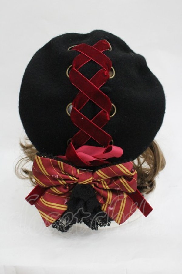 画像2: ATELIER PIERROT / ハリー・ポッター リボンブローチ付きレースアップベレー帽  グリフィンドール（レッド） I-26-03-05-083-EL-AC-KB-ZI (2)