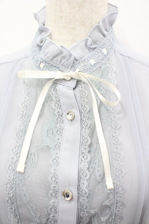 画像2: axes femme / 袖プリーツスタンドフリルブラウス  サックス I-26-03-06-009-AX-BL-SA-ZI (2)