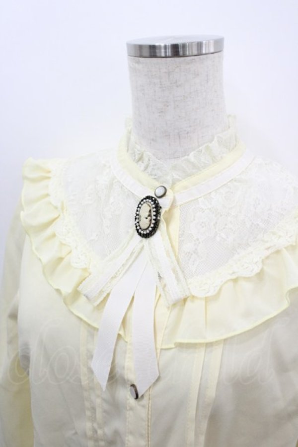 画像2: axes femme / ブローチ付きヨークレースブラウス  イエロー I-26-03-06-014-AX-BL-SA-ZI (2)