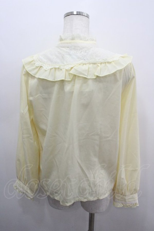 画像3: axes femme / ブローチ付きヨークレースブラウス  イエロー I-26-03-06-014-AX-BL-SA-ZI (3)