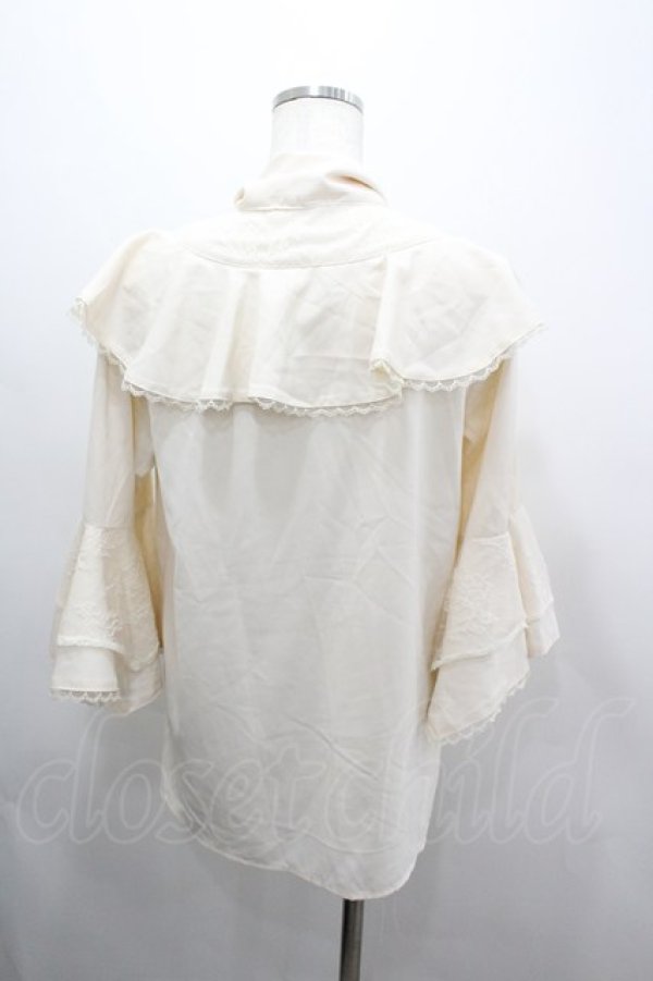 画像3: axes femme / タイ付姫袖風フリルブラウス  生成り I-26-03-06-002-AX-BL-SA-ZI (3)