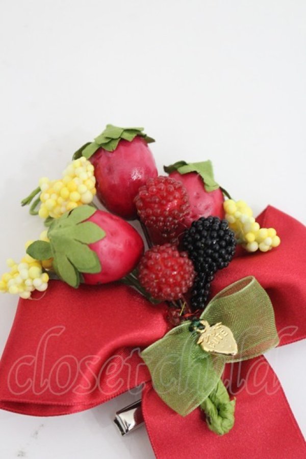 画像3: Emily Temple cute / いちごクリップコサージュ  赤 I-26-03-08-097-ET-AC-SA-ZI (3)