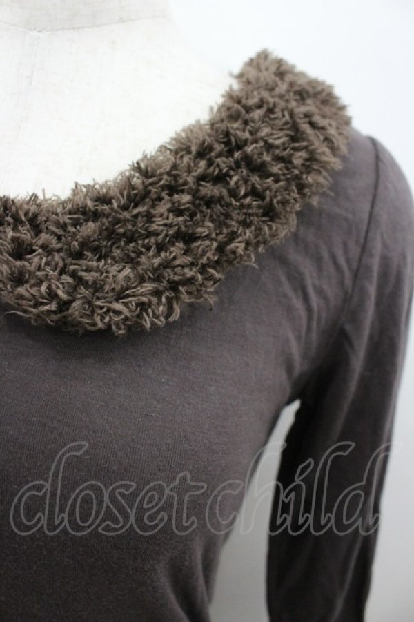 画像2: Fi.n.t / ファー襟カットソー  ブラウン I-26-03-12-015-CA-TO-SA-ZI (2)