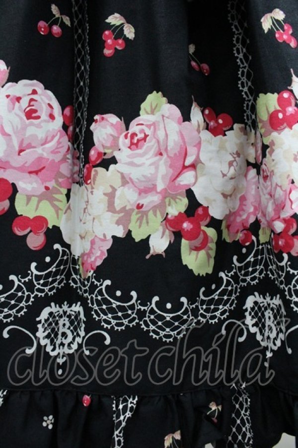 画像3: BABY,THE STARS SHINE BRIGHT / チェリーローズ柄ジャンパースカート  黒 I-26-03-14-065-BA-OP-TE-ZI (3)